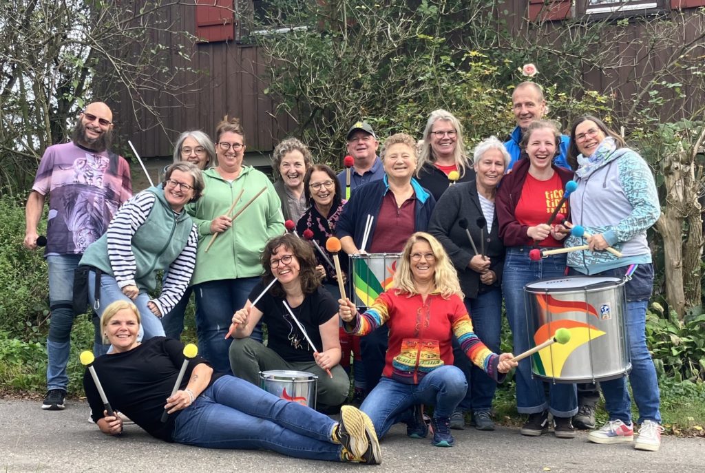 Gruppe von Sambatrommlern und -trommlerinnen beim Probenwochenende.