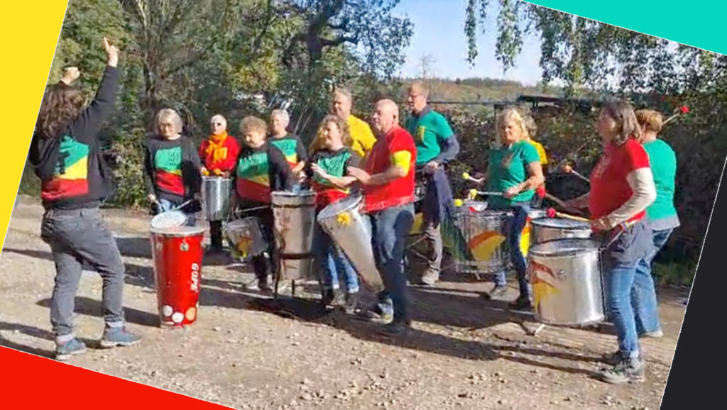 Sambagruppe trommelt bei Jubiläumsfest.