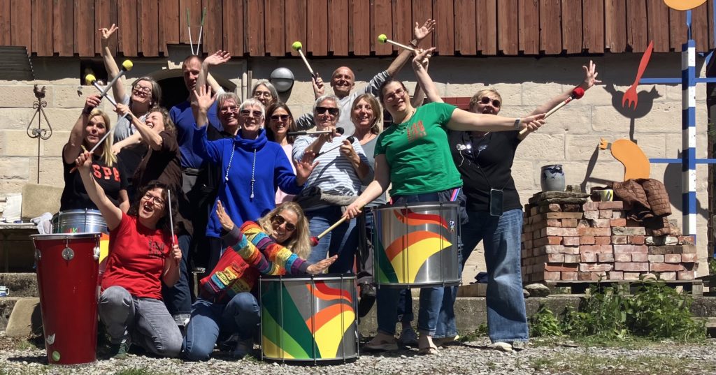 Gruppe von Sambatrommlern und -trommlerinnen beim Probensamstag